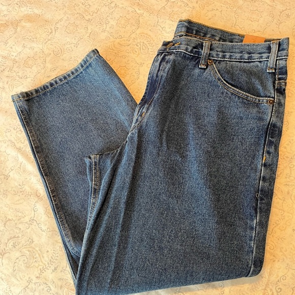 Relaxed Fit Blue Jeans with Classic Style - Picture 8 of 9